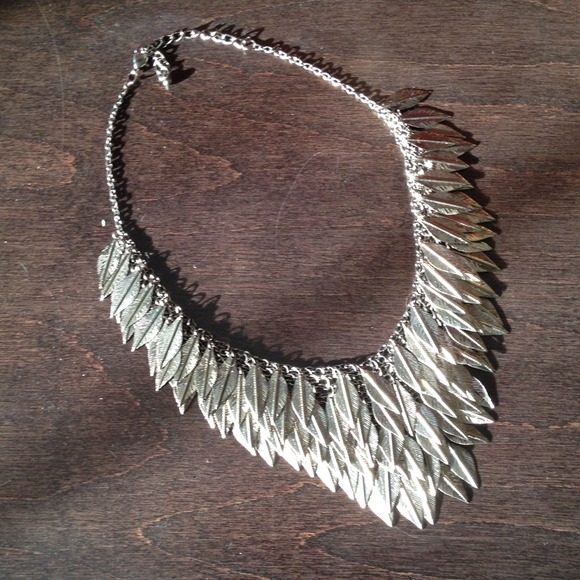 SOLD✋✋✋Forever 21 feather bib necklace