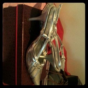 A low-cost heels silver for night long party.