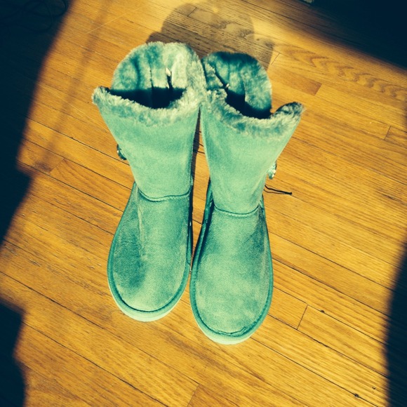 SOLD New turquoise boots. Did more like an 8 - Picture 1 of 3