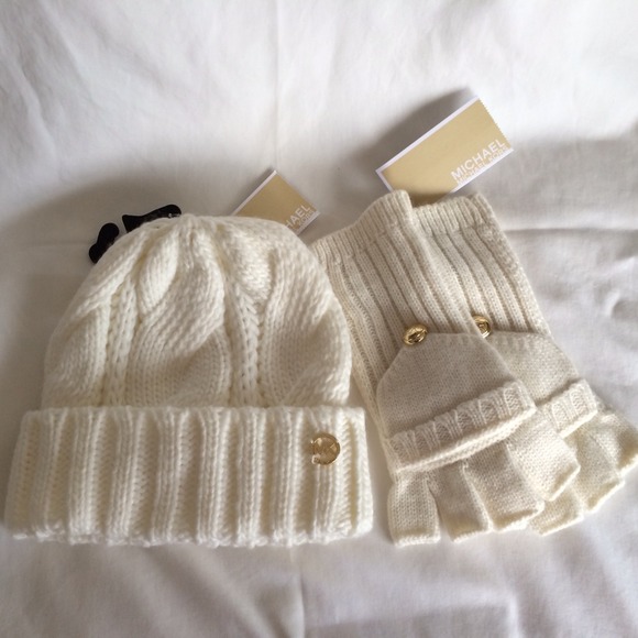 💥SOLD on threadflip 💥Michael Kors hat+gloves set