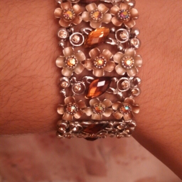 Beautiful flower gem stone stretch bangle