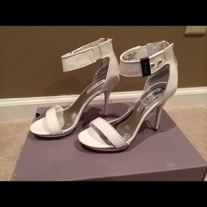 💥 reduced! 💥 Jennifer Lopez white heeled sandals