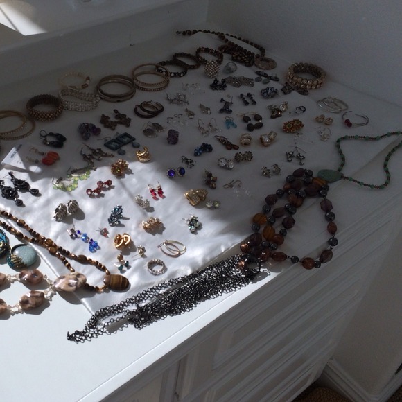 62  Earrings💛15 Bracelets💛6 Necklaces💛 3 Rings