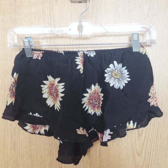 ❌SOLD❌ || Brandy Melville Sunflower Vodi Shorts