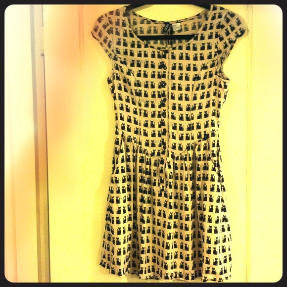 Adorable cat printed dress with pockets!