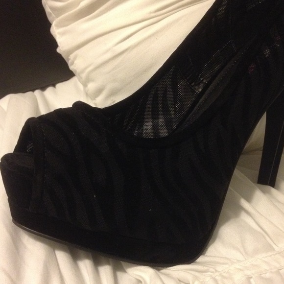 Zebra patterned heels with feather detailing - Picture 2 of 4