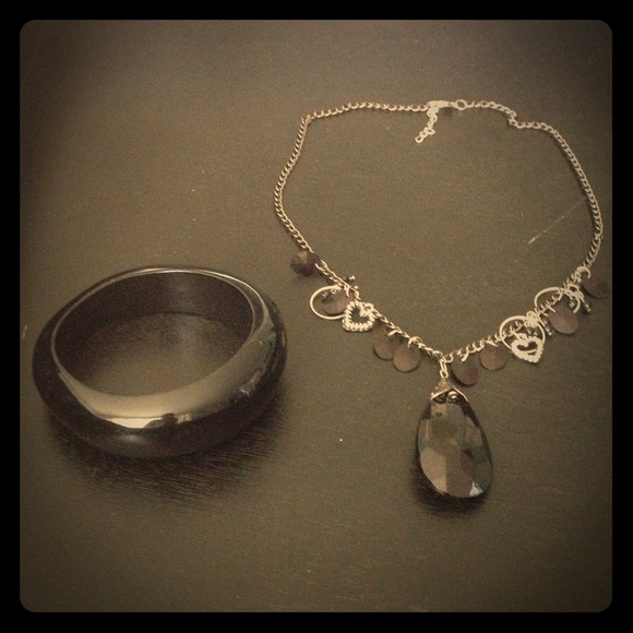 Black large jeweled necklace and bracelet bundle
