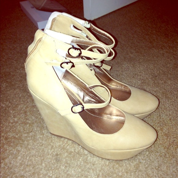 BCBG WEDGE HEELS