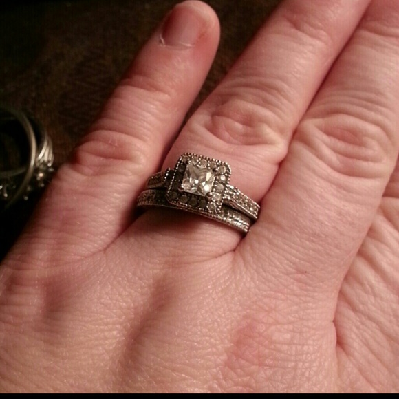 Used ring. Beautiful....