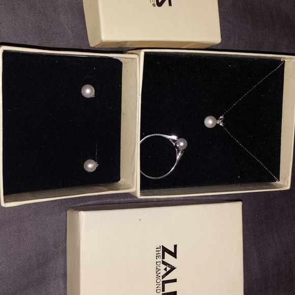 ***REDUCED***Zales Pearl and diamond accent set