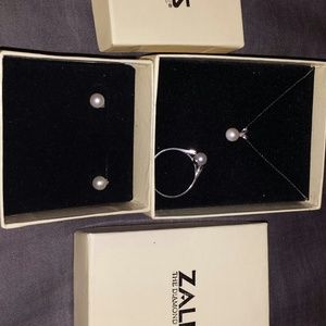 ***REDUCED***Zales Pearl and diamond accent set