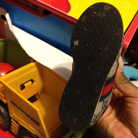 🎉Sold🎉Toddler Gucci's Size 24 - Picture 2 of 4