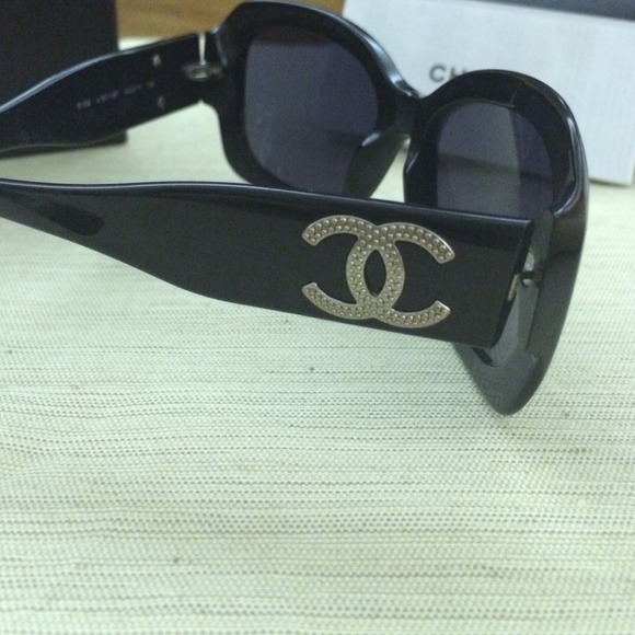 💯 Authentic Chanel Sunglasses in black - Picture 2 of 5
