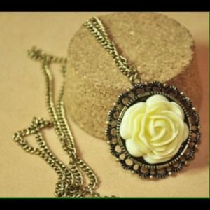 ⚡️sale⚡️Rose shape necklace
