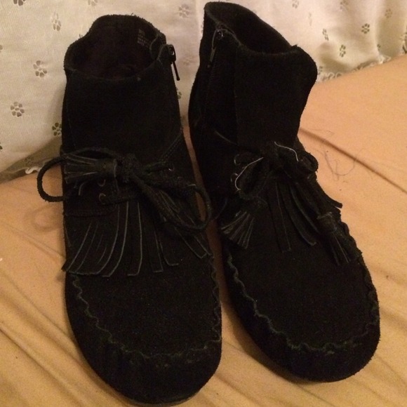 Minnetonka black moccasin boots