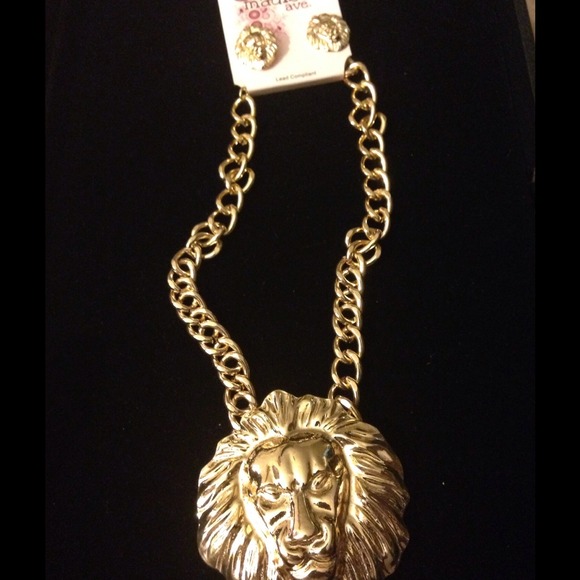 Necklace and earring set