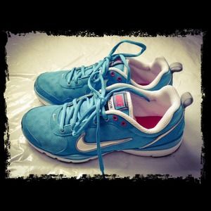 EUC NIKE FLEX TRAINING SHOES