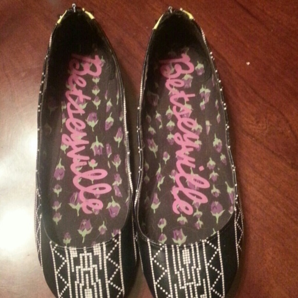*BUNDLED* Studded Betsyville Flats - Picture 4 of 4