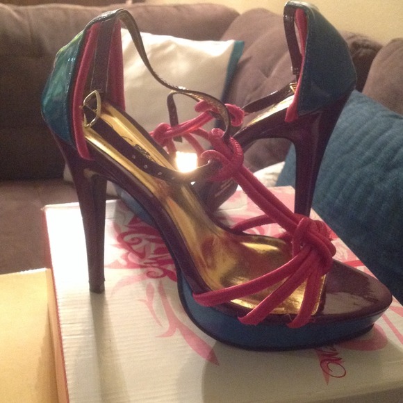 Selling on vinted same name new7.5  tealpinkpurple