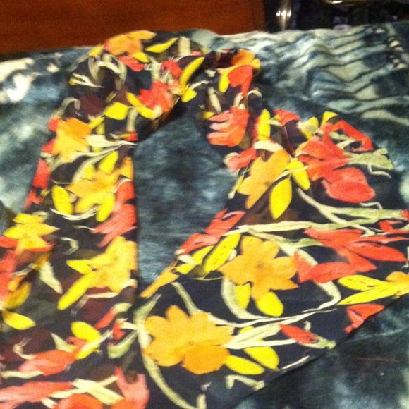 Flowered scarf - Picture 1 of 3