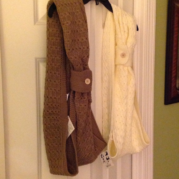 Knit Scarf with Button Bandlette