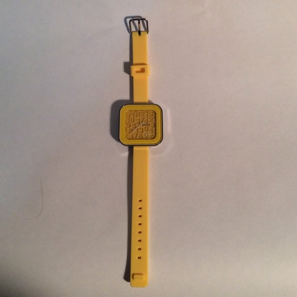 Fun yellow watch and great accessory - Picture 2 of 3
