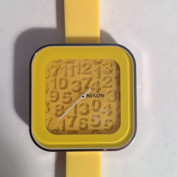 Fun yellow watch and great accessory - Picture 3 of 3