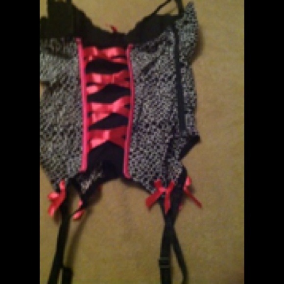 Lingerie - Picture 2 of 3