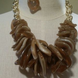Boutique Statement Shell necklace set