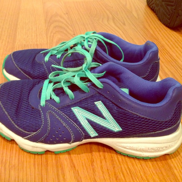 Tennis shoes