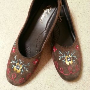 DONATED - Classy, embroidered suede shoe