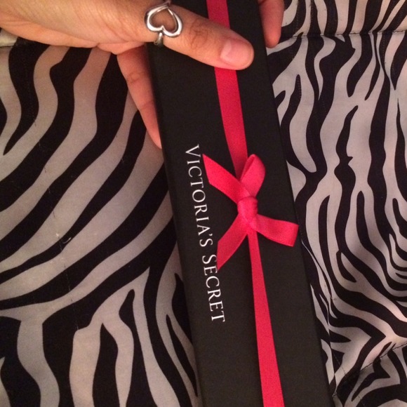 VS GOLD BRACELET W/RHINESTONE ACCENTS💖 - Picture 2 of 4