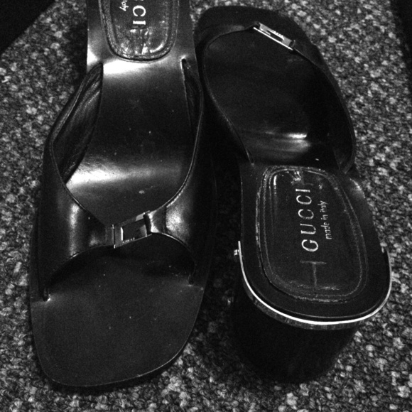 Shoes. This is a very cute shoe. Comes with box.