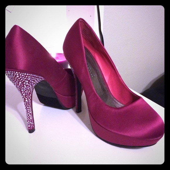 Magenta pumps rhinestone heel! Never worn!!! S 8.5