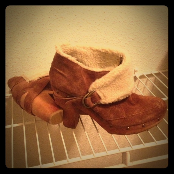 Nine West fur lined booties! Caramel suede!