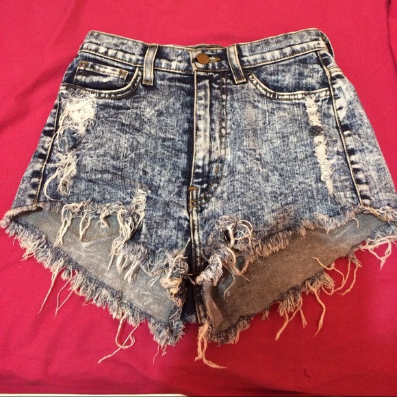 ACID WASH DENIM HOT PANTS