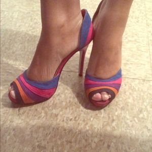Multi color pumps