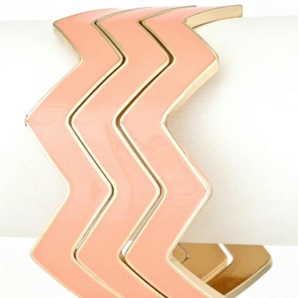 Jewelry - Peach chevron bangle