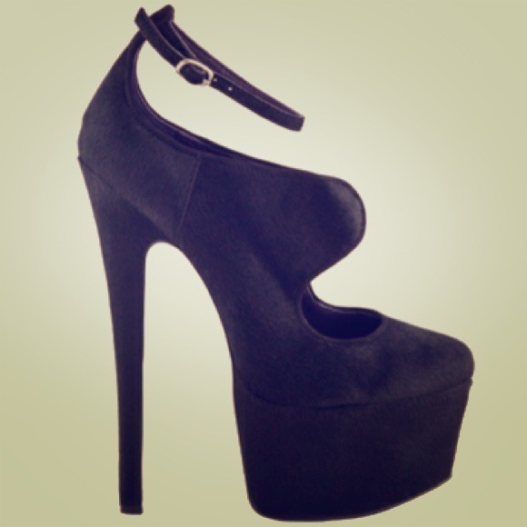 Black Pony Hair Pump