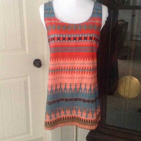 SOLD!!Aztec style top with great zipper detail!