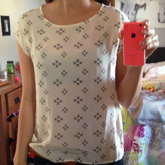 SOLD!!!Cream arrow t shirt