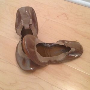 Yosi Samra folding flats. Taupe patent, size 8