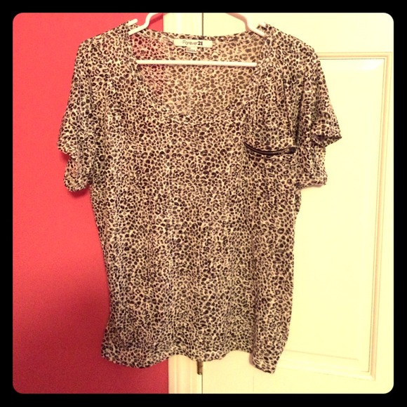 Cute leopard print top!