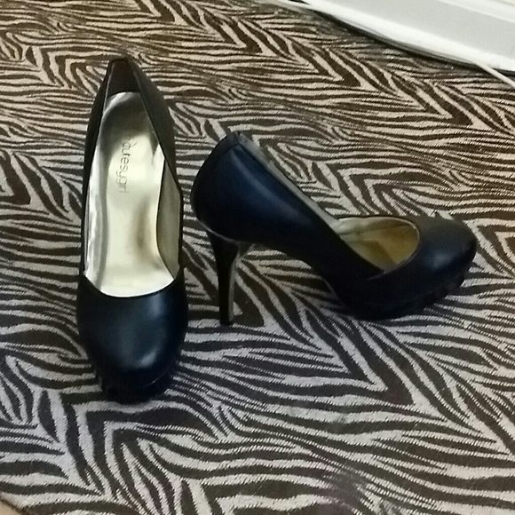 Heels - Picture 3 of 3