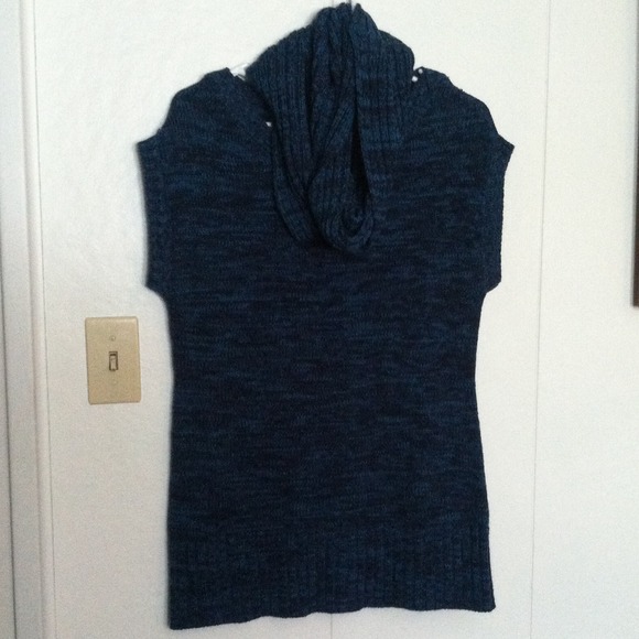 Short sleeve sweater w/ detachable scarf