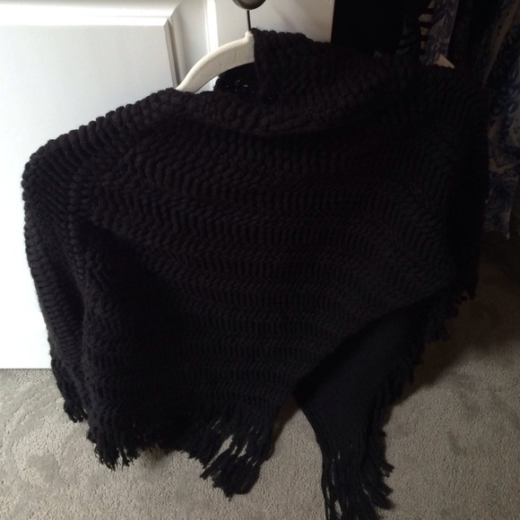 Black poncho - Picture 1 of 1