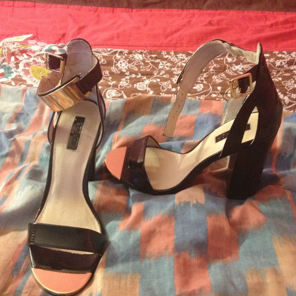 Topshop Shoes - Black and Gold single strap pumps