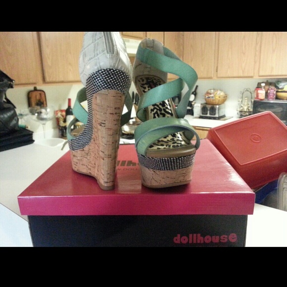 ★★★SOLD★★★Mint Dollhouse wedges. - Picture 2 of 4