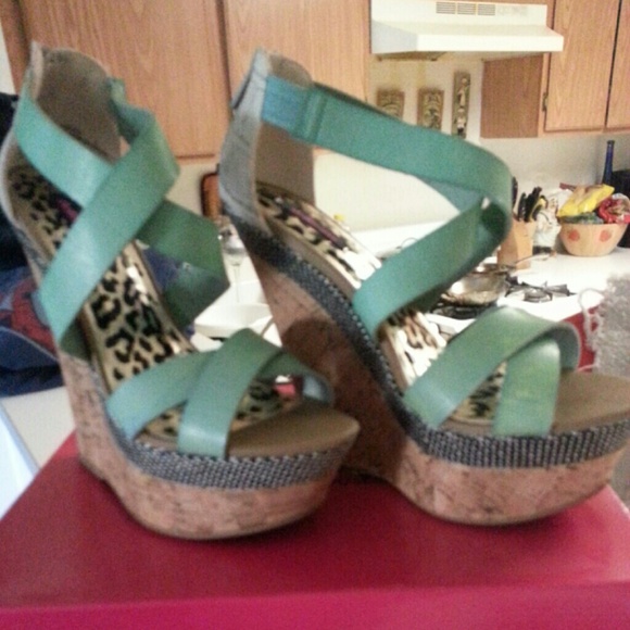 ★★★SOLD★★★Mint Dollhouse wedges. - Picture 4 of 4