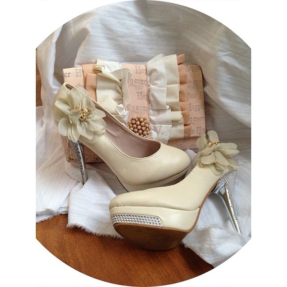 🚫BUNDLED🚫Cream rhinestone heels 💖